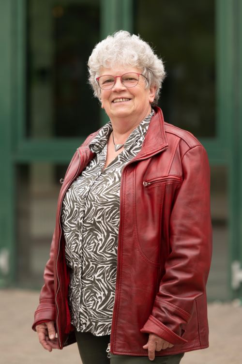 Gisela Höfle, gelernte med. Fachangestelle, derzeit in Altersteilzeit und ab Oktober in Rente
Ich bin seit 10 Jahren verwitwet, lebe seit 6 Jahren mit meinem Lebenspartner zusammen. Ich habe eine Tochter und drei Enkelsöhne. Ein viertes kam durch meinem Partner dazu, die natürlich mein ganzer Stolz sind. Ich habe 30 Jahre als med. Fachangestellte in Arztpraxen gearbeitet, die letzen 15 Jahre war ich dann im Klinikum Bamberg tätig. In den letzten Jahren war ich in der Geriartrie tätig, was mir großen Spaß gemacht hat. 
Nachdem ich angesprochen wurde, ob ich nicht in der OGS Walsdorf arbeiten möchte, stockte ich erstmal. Doch der Unterschied zwischen den älteren Herrschaften und den Kindern ist nicht groß. So habe ich es gewagt und es macht mir richtig Spaß.
