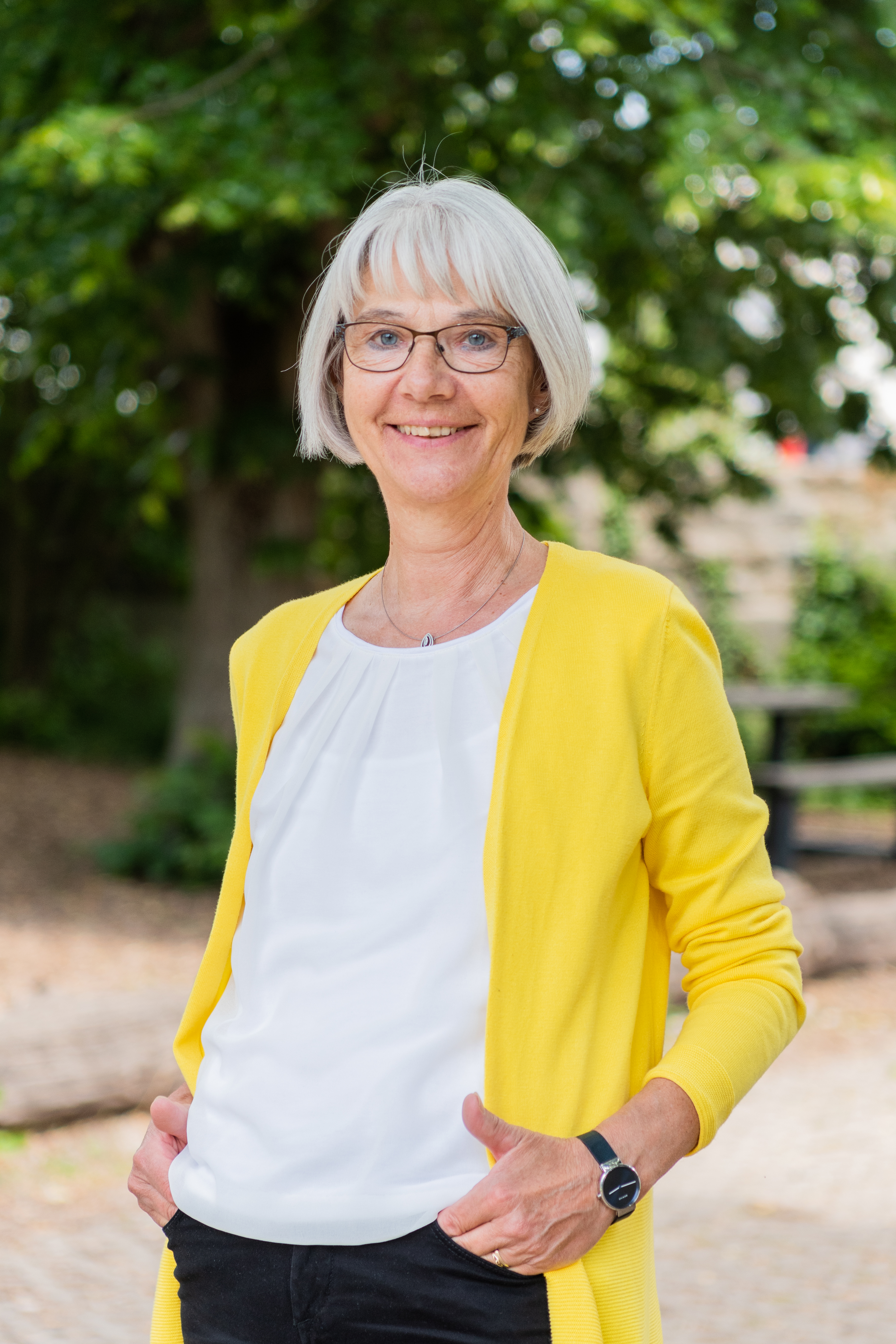 Silvia Stein, Erzieherin im Ruhestand und Springer bei Personalmangel

Gründungsmitglied seit 01.09.1997 vom Frei(T)RAUM e.V. und seit September dort angestellt. Ich wohne in Walsdorf, bin verheiratet und habe drei erwachsene Söhne.

Ich lese und wandere gern und finde es sehr spannend zu erleben wie Kinder sich zu kleinen Persönlichkei-ten entwickeln.

Frau Stein ist seit Ende 2021 in Rente und unsere neue Teamleitung ist nun Tiffany Löffler, unterstützt vom gesamten Team.